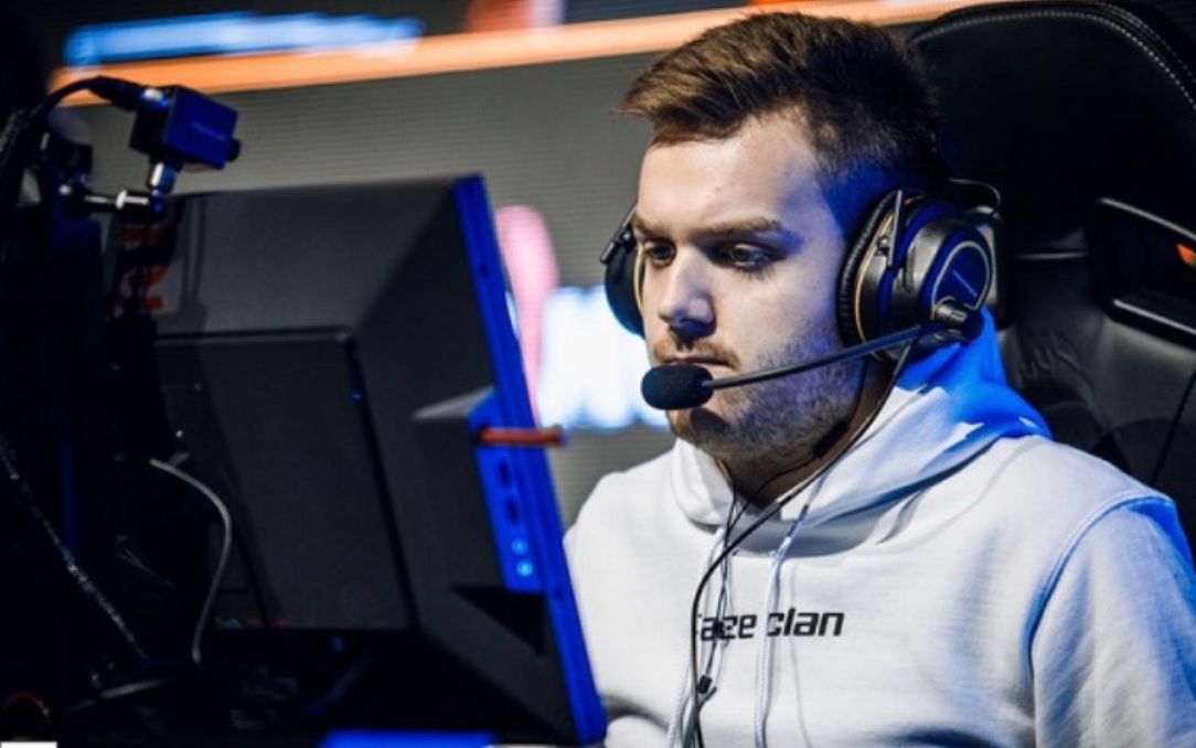 扎金花技巧：如何通过“弃牌手势”观察下一个玩家的反应？（扎金花实战：借助“弃牌动作”洞察下家反应）