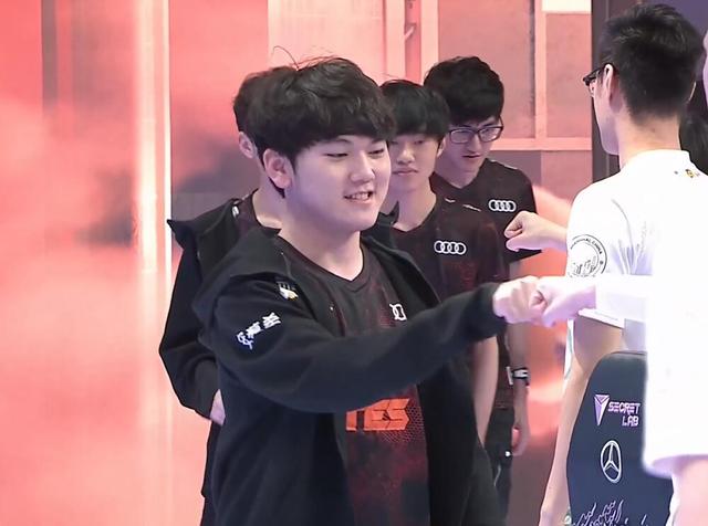 Invictus Gaming 在 LPL 第二分裂 2025 中巩固小组前三名的位置